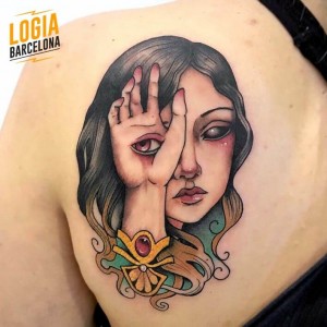 tatuaje-espalda-niña-mano-ojo-logia-tattoo-stefano-giorgi 